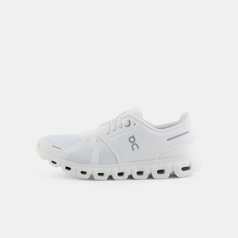 On Cloud 6, bianco