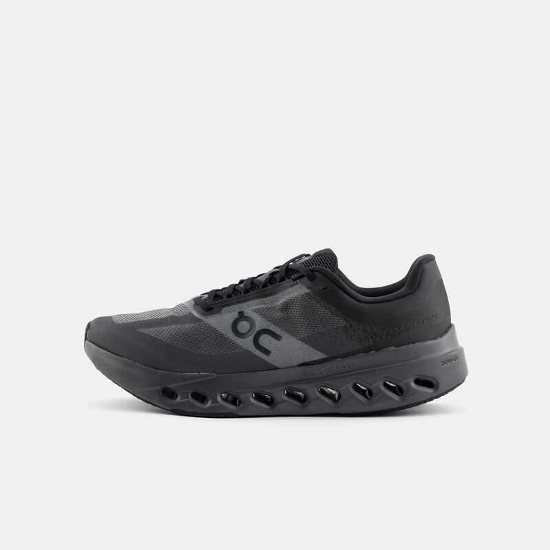 On Cloudsurfer Next, nero/grigio