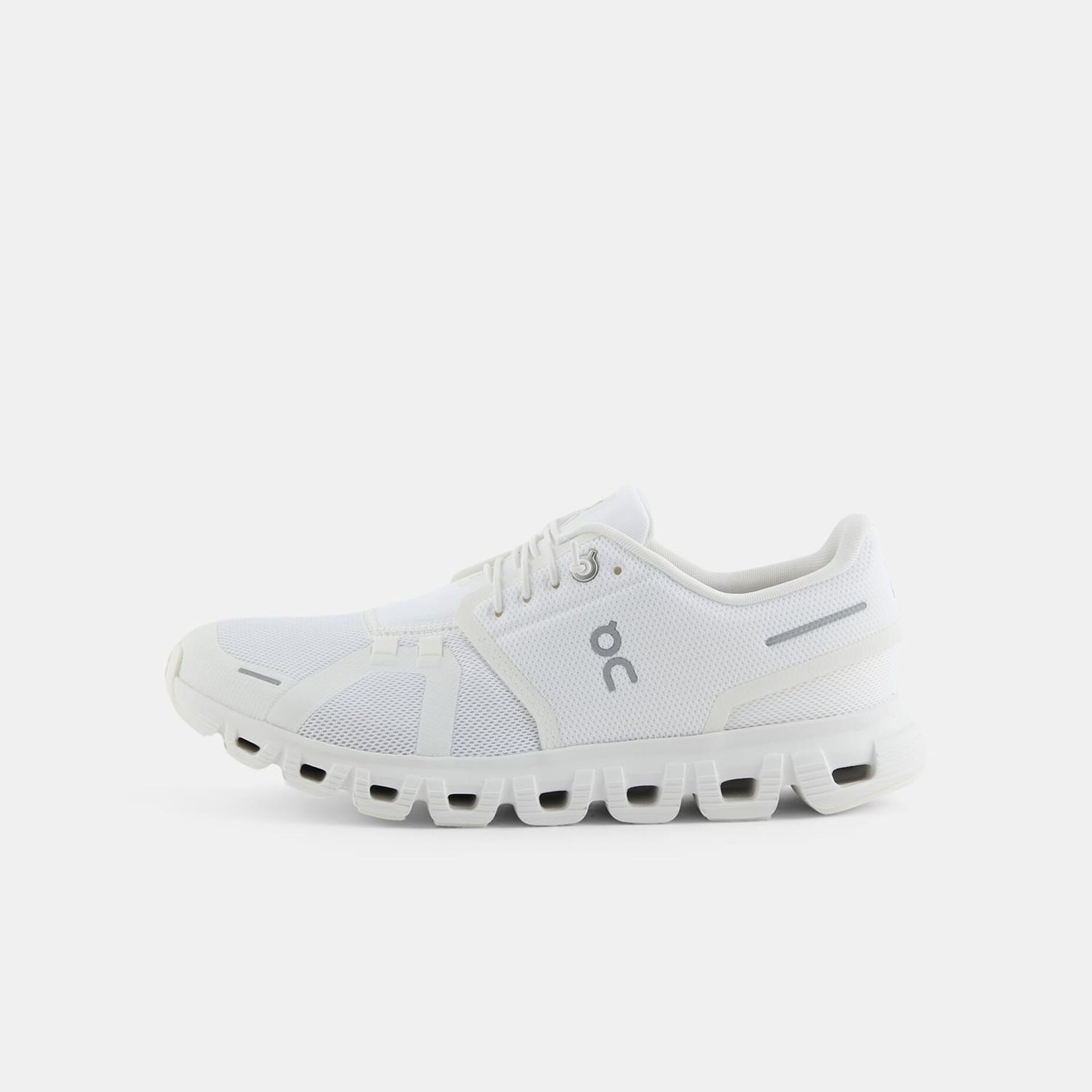 On Cloud 6, bianco