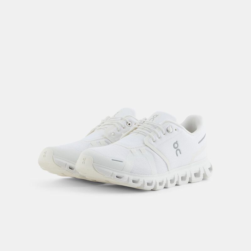On Cloud 6, bianco