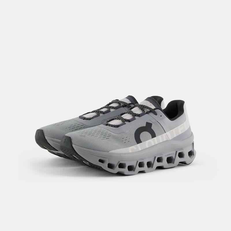 On Cloudmonster, grigio/nero